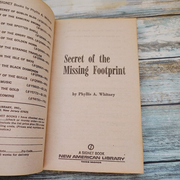 Secret of the Missing Footprint by Phyllis Whitney Signet Vtg YA PB 1974 1st Ed - Picture 8 of 16